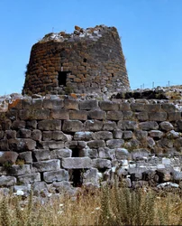 Cultura nuragic (nuraghi) Sardenha: ruínas da cidade nuragic no megalitic site de Santu Ante: a torre central. 1600-1450 AC. Torralba, Sardenha Itália
