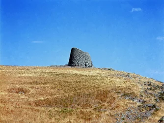 Cultura nuragic (nuraghi) Sardenha: ruínas da cidade nuragic no megalitic site de Macomer: uma das torres nuragic. Macomer, Sardenha Itália