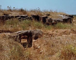 Cultura nuragínica (nuraghi) Sardenha: ruínas da cidade pré-nurálgica no megalitic local de Anghelu Ruju: a torre central. Século XX a.C. Alghero, Sardenha Itália