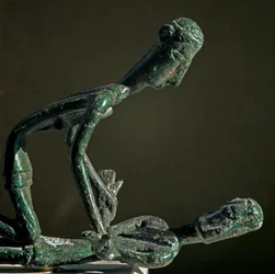 Cultura nurágica (nuragues) sarda: grupo escultórico de lutadores em bronze. Do monte Arcosu. Séculos VIII-VII a.C. Cagliari, Museo Nazionale Archeologico, Sardenha, Itália