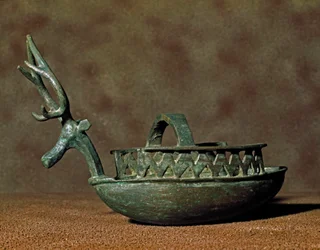 Cultura nurágica (nuragues) sarda: escultura em bronze em forma de barco com figuras e uma cabeça de veado. Séculos VIII-VII a.C. Cagliari, Museo Nazionale Archeologico, Sardenha, Itália