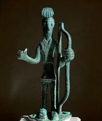 Cultura nurágica (nuragues) sarda: estatueta em bronze de um guerreiro a retesar um arco (a lança está em falta). Séculos VIII-VII a.C. Cagliari, Museo Nazionale Archeologico, Sardenha, Itália
