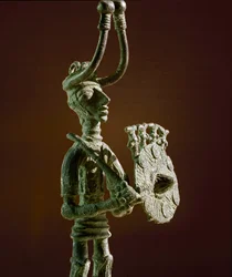Cultura nurágica (nuragues) sarda: estatueta de um guerreiro com escudo e espada de bronze. Séculos VIII-VII a.C. Cagliari, Museu Arqueológico Nacional, Sardenha, Itália