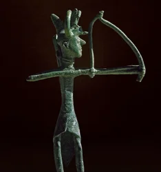 Cultura nurágica (nuragues), sarda: estatueta de um guerreiro a retesar um arco de bronze. Séculos VIII-VII a.C. Cagliari, Museo Nazionale Archeologico, Sardenha, Itália