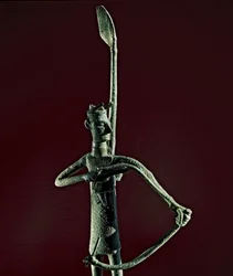 Cultura nurágica (nuragues), Sardenha: estatueta de um guerreiro a retesar um arco de bronze. Séculos VIII-VII a.C. Cagliari, Museo Nazionale Archeologico, Sardenha, Itália