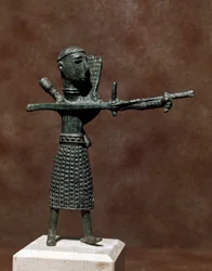 Cultura nurágica (nuragues), sarda: estatueta de um guerreiro com uma saia oriental de bronze. Séculos VIII-VII a.C. Cagliari, Museo Nazionale Archeologico, Sardenha, Itália