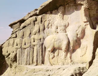 Relevo de rocha representando Shapur I (241-272 dC) e sua família usando emblemas heráldicos em seus chapéus (foto)
