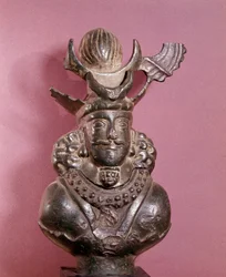 Busto de um rei sassânida em bronze, ele veste o traje real, cujo penteado com o globo terrestre é apoiado por croissants lunares. Século 6-7. Coleção E. Borowski