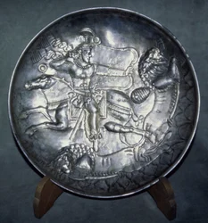 Prato representando o rei Ardashir II (r.379-86), de Sari, Mazandaran, c. 380 dC (prata curada e incisa)