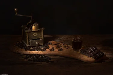 Café escuro e chocolate