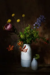 Natureza-morta floral escura