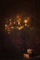Natureza-morta floral dourada
