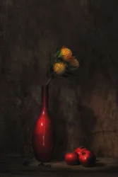Natureza-morta floral com jarra vermelha