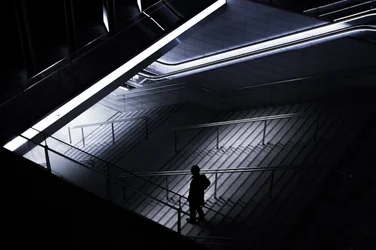 Sombras de uma figura solitária