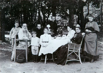 A família do escritor russo Leo Tolstoy, final do século XIX ou início do século XX.