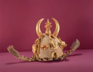 Capacete Asante usado pelos funcionários, do Gana (ouro e pele de animal)