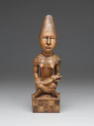 Figura feminina sentada com criança (pfemba) Yombe Group, Kongo Peoples (madeira, vidro ou mica & corante)