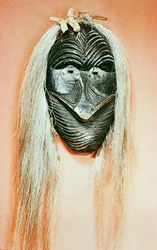 Máscara Mohawk Ceremonial (madeira e cabelo)