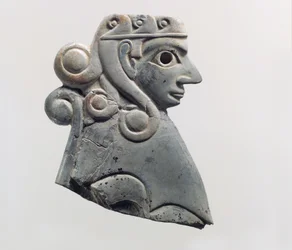 Placa de mobiliário: esfinge feminina com caracóis estilo Hathor, c.18 século a.C. (marfim hipopótamo)