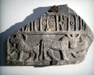 Arte sul-arábica: baixo-relevo com escrita que representa animais. Museo Nazionale Romano, Roma.