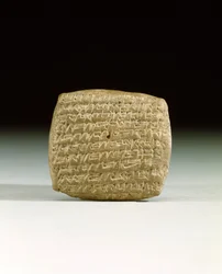 Uma velha tábua cuneiforme assíria, da colônia mercante de Kanesh, na Capadócia, exigindo o pagamento de contas em atraso, c.1900-1800 aC (pedra)