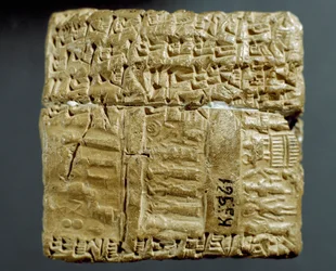 Civilização assíria: caixa gravada de caracteres cuneiformes relativa à produção de duas minas de prata. Istambul, Museu Arqueológico