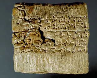 Civilização assíria: caixa gravada de caracteres cuneiformes relativa à produção de duas minas de prata. Istambul, Museu Arqueológico