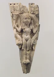 Frontal de cavalo esculpido em relevo com uma figura feminina flanqueada por leões, século 9 a 8 a.C. (marfim)