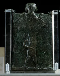 Arte Oriental, Assíria (Mesopotâmia): livreto representando um exorcismo (bronze, costas), Antiquite. Paris, Musee Du Louvre