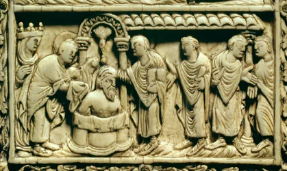 Arte carolíngia: pormenor: o batismo de Clóvis I (466-511) na presença da rainha Clotilde em 25/12/498. Século IX. Amiens, Museu da Picardia.