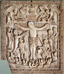Crucificação, relevo em marfim da escola francesa, século IX. Florença, Museo Nazionale del Bargello