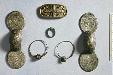 Joalharia de Camon, Amiens, Somme, Carolíngio, séc. 7-10 (prata, bronze dourado)