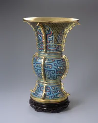 Um vaso e suporte em forma de Zun (cloisonne enamel & zitan) (ver também 272146)