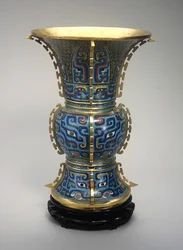 Um vaso e suporte em forma de Zun (cloisonne enamel & zitan) (ver também 272147)