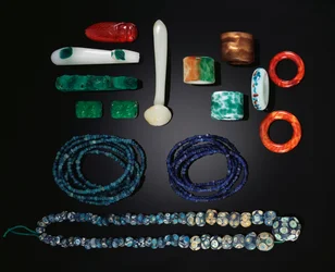Uma seleção de joias chinesas, incluindo um raro e longo fio de contas de vidro, Período dos Reinos Combatentes; Cinco fios das primeiras contas de vidro da Dinastia Han; Um grupo de ornamentos de vidro, todos da Dinastia Qing e um grupo de anéis de vidro 