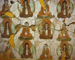 Budas pintados a partir do século IX, sobre um fragmento de pintura mural das "Grutas de Mil Budas" em Kumtura, Região Autónoma de Xinjiang. Fotografia, Museu Nacional de Seul, República da Coreia, 2006.