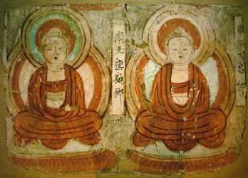 Budas pintados desde o século IX até ao período do Estado de Gaochang, num fragmento de pintura mural das «Grutas dos Mil Budas» em Bezeklik, Região Autónoma de Xinjiang. Fotografia, Museu Nacional da Coreia, Seul, República da Coreia, 2006.