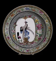 Arte chinesa: prato de cerâmica da família rosa, decorado com aves e flores. Reinado de Qianlong (1736-1795). Paris, Musée Guimet, Museu Nacional de Artes Asiáticas