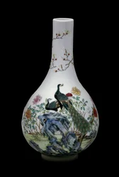 Arte chinesa: jarra de cerâmica da família rosa decorada com aves (incluindo pavões) e flores. Reinado de Qianlong (1736-1795). Paris, Musée Guimet, Museu Nacional das Artes Asiáticas.