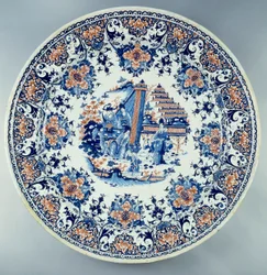 Chinoiserie. Prato de faiança com decoração chinesa. Cerâmica anónima.