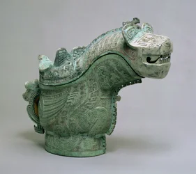 Vaso para servir vinho &39;Kuang&39; ritual coberto com decoração de tigre e coruja, Dinastia Shang (bronze fundido com pátina verde)