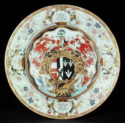Prato de jantar pintado em esmaltes de rosas familiares em estilo Rococo com os braços da Esq. Leake Okeover, período Kangxi (1662-1722) (porcelana)
