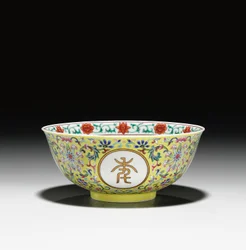 Tigela de &39;aniversário&39; com fundo amarelo de família rosa, Período Jiaqing (1796-1820) (cerâmica) (ver também 465374)