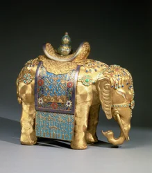 Figura de um elefante, com enfeites de esmalte e cabochões de coral e turquesa, tecido de sela decorado com emblemas budistas, período Chien Lung, c.1780 (bronze dourado, esmalte, coral e turquesa)