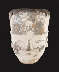 Cabeça de uma senhora (louça de barro com vestígios de deslize branco e tinta)