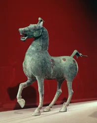 Cavalo, de Wu-wei, Kansu, Dinastia Han Oriental (bronze)