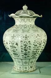 Vaso grande &39;Kuoan&39; decorado com flores azuis, do Setor Hai-tien, Pequim, Dinastia Yuan (porcelana)