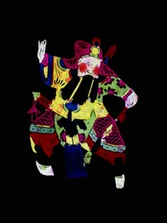 Personagem masculino da Ópera de Pekin com máscara. Recorte de papel pintado ou "Jian Zhi", arte popular chinesa, Pekin.