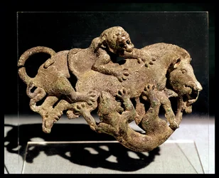 Placa ornamental representando um javali lutando com dois tigres, do Túmulo 3 em Shih-chai-shan, Província de Yunnan, Dinastia Han Ocidental, século 2-1 a.C. (bronze)