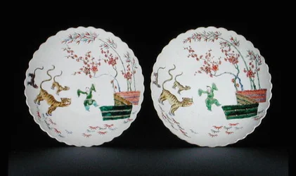 Par de pratos decorados com esmaltes de vérte familiar em estilo Kakiemon, período Kangxi